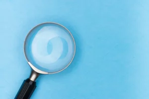 magnifying glass against blue background to find psychologists